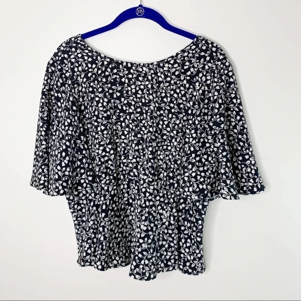 Who What Wear black & white floral peplum short sleeve blouse size small - Picture 1 of 4